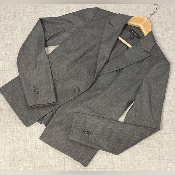 HALOGEN (NORDSTROM) charcoal grey pin-stripe blazer, jacket, single button. 0 - Picture 4 of 8